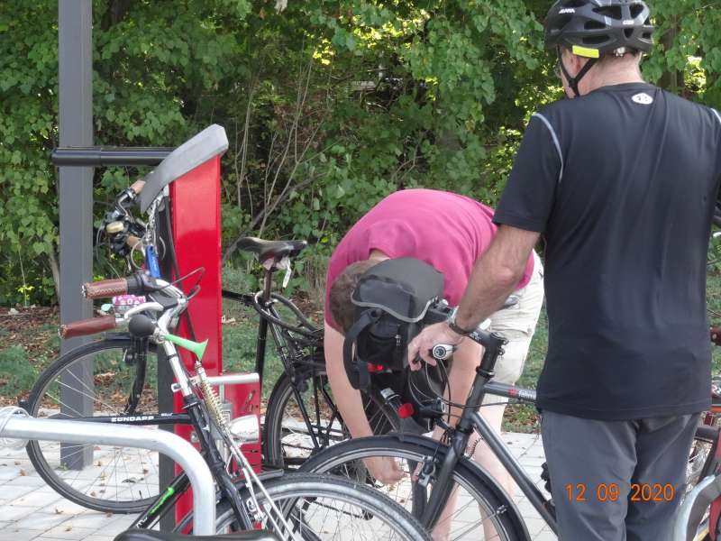 IfR-Regionalgruppe nutzt die Fahrradreparaturstation