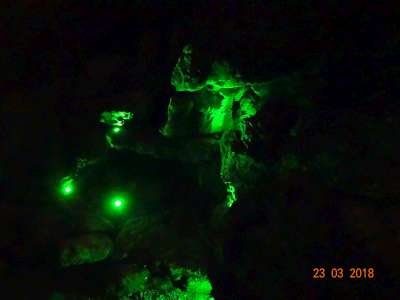 Lichtinstallation Grotte grn