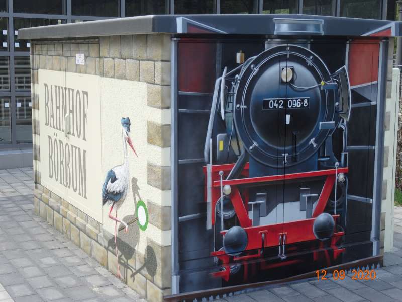 Wandmalerei am Bahnhof Brum