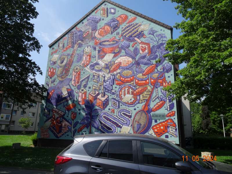 Abb. 7 Fassadenkunstprojekt „Stadtfeld zeigt Gesicht“, Fassade von „DXTR the Weird und Rookie the Weird“