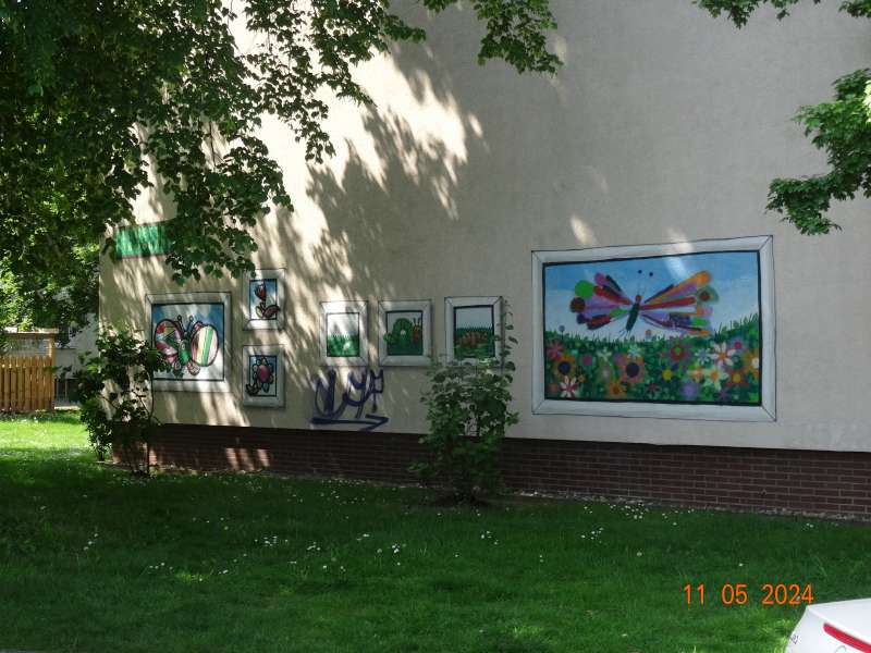 Abb. 8 Fassadenkunstprojekt „Stadtfeld zeigt Gesicht“, Fassade von Kindern des Quartiers