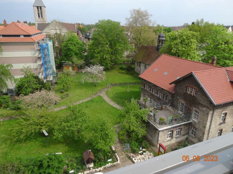 Abb. 4 Gemeindehaus und Park der „Christengemeinschaft in Braunschweig“ mit der Kapelle St.-Leonhard im Hintergrund